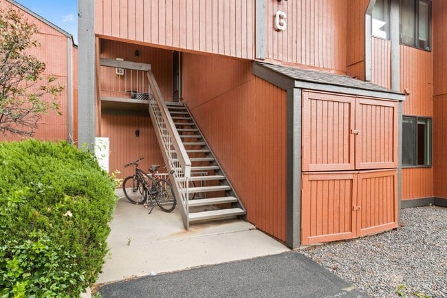 Building Photo - 2 Bedroom, 1 Bathroom Apartment.