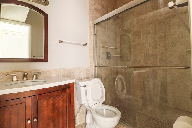 Photo - 2025 Augusta Dr Unidad 1005