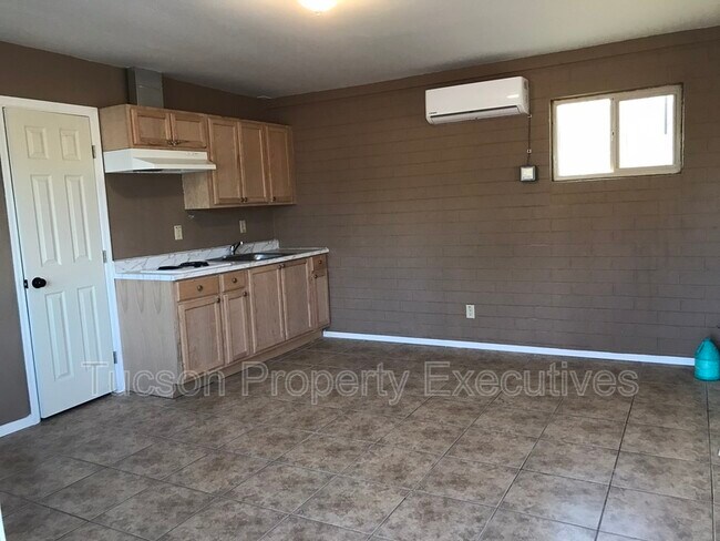 232 W Flores St