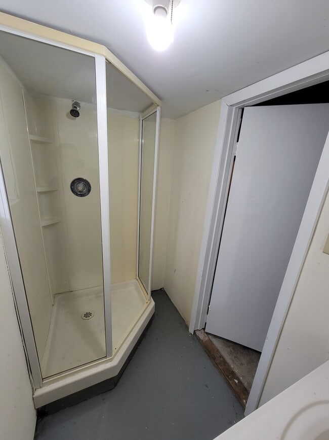 Photo - 952 Whitby Rd