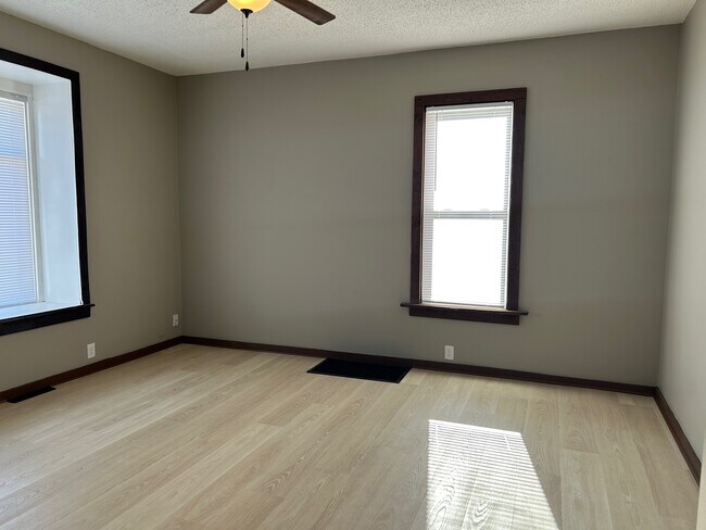 Photo - 415 E 7th St