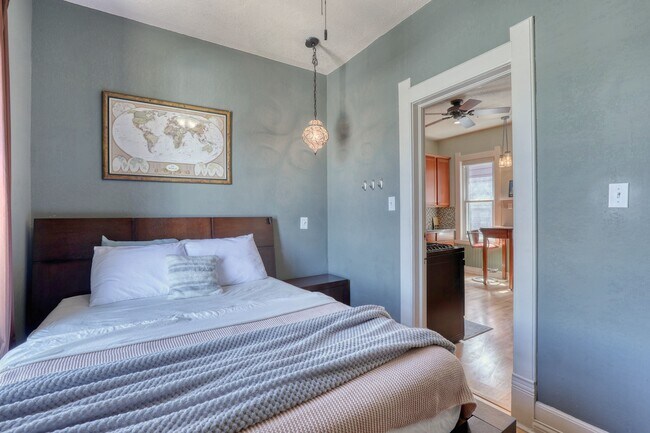 Second Floor Queen bed - Sunny Multi Family