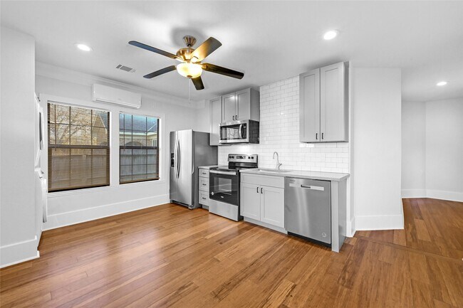 Photo - 1633 Fourcade St