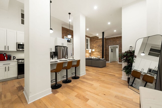 Building Photo - 1941 W Augusta Blvd Unit ID1354351P