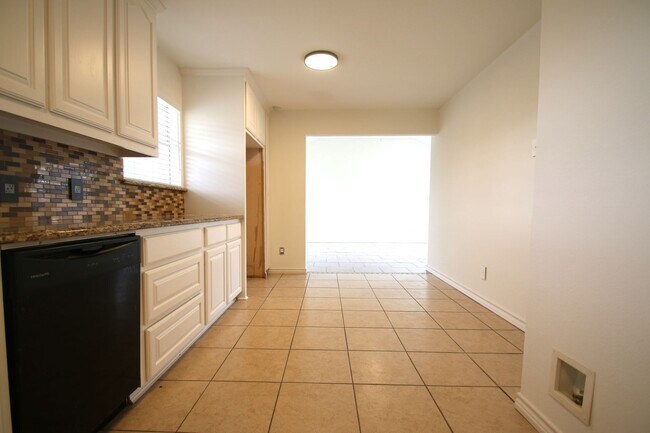 Photo - Upgraded 3BR Home | Granite Kitchen, High Ceilings & Gated Backyard | Minutes to Downtown Fort Worth