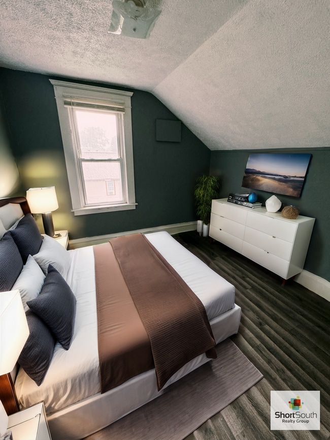 Photo - Updated 3 bed 1 bath upper apartment in Lansing