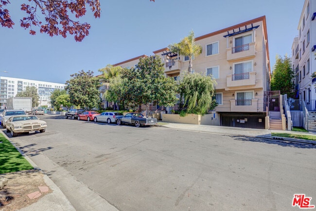 Building Photo - 1444 S Point View St Unit 103