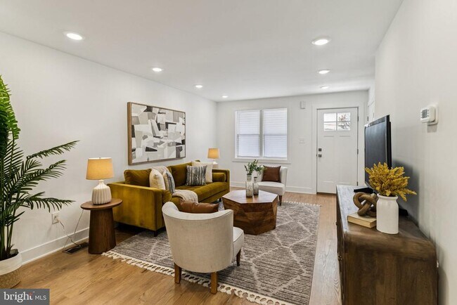 Photo - 732 Harry St