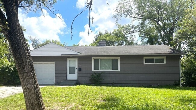 Building Photo - COMING SOON: Bright 3-Bed Home with Spacio...