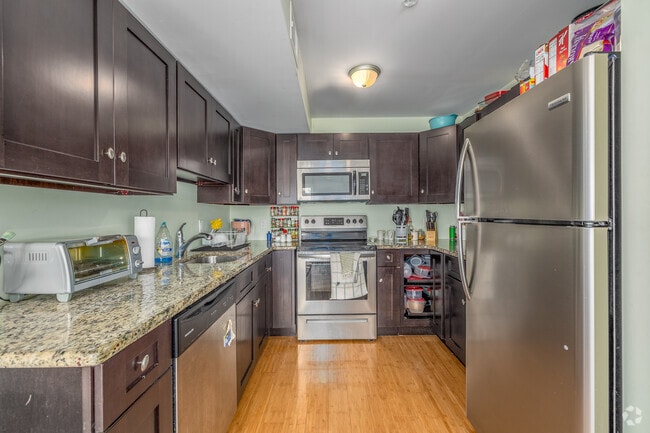 4BD, 3BA - 1500SF - 327 N 40th St