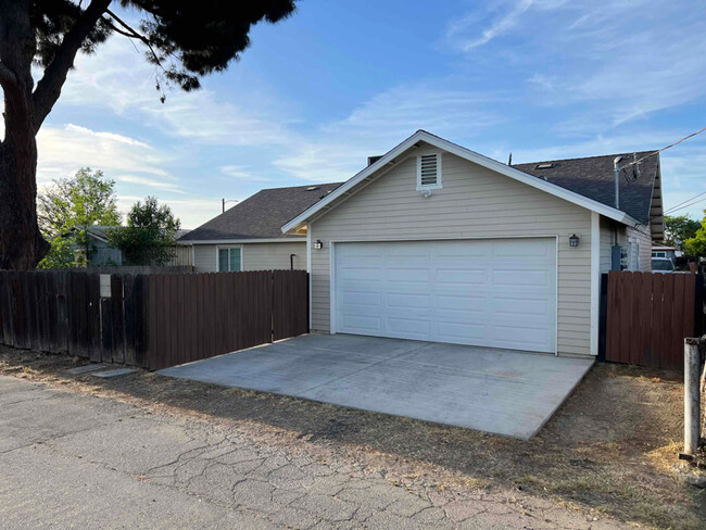 Photo - 2120 1/2 Knowles St House