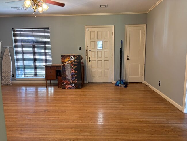 Living room - 1605 Cherokee Pl