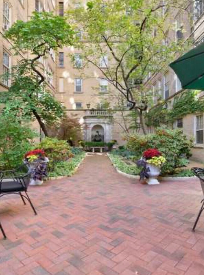 Award Winning Courtyard - 70 E Scott St Unit 308