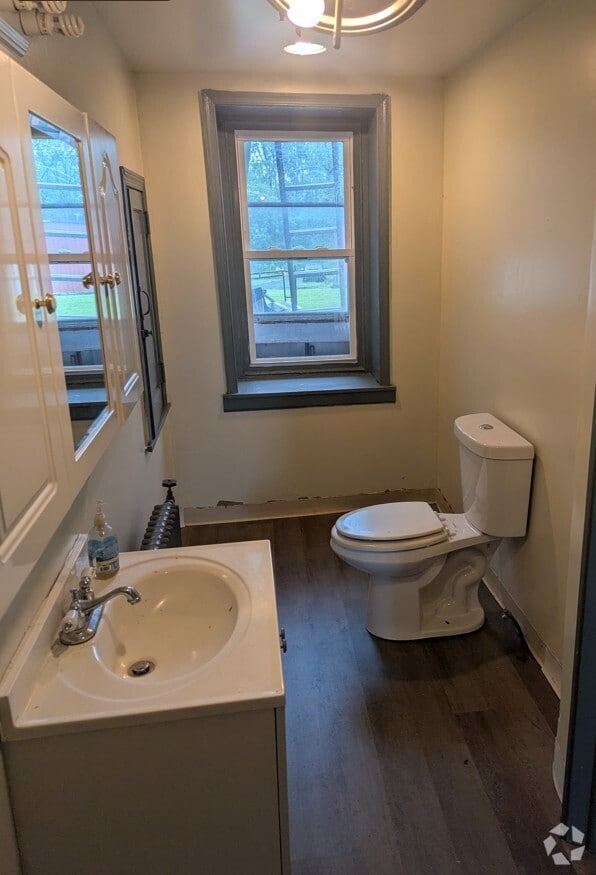 Building Photo - 2147 E Main St Unit 1 first floor Rental
