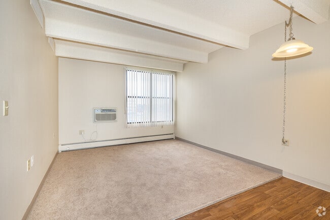1BR, 1BA - 575SF - Living Room