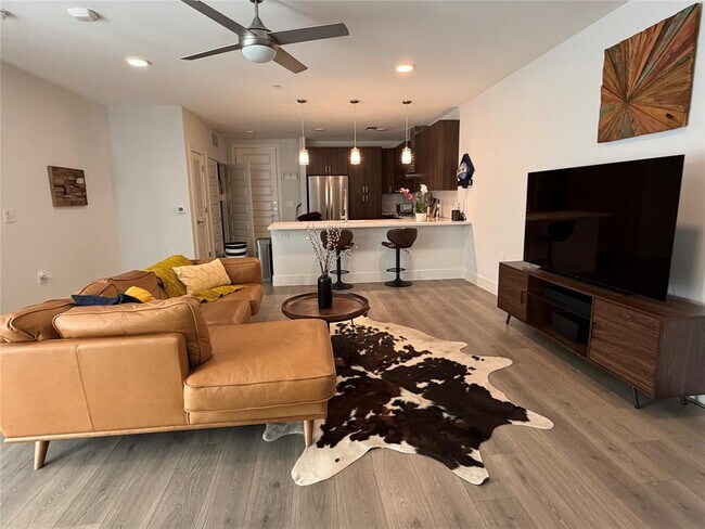 Building Photo - 2213 Poquito St Unit 317