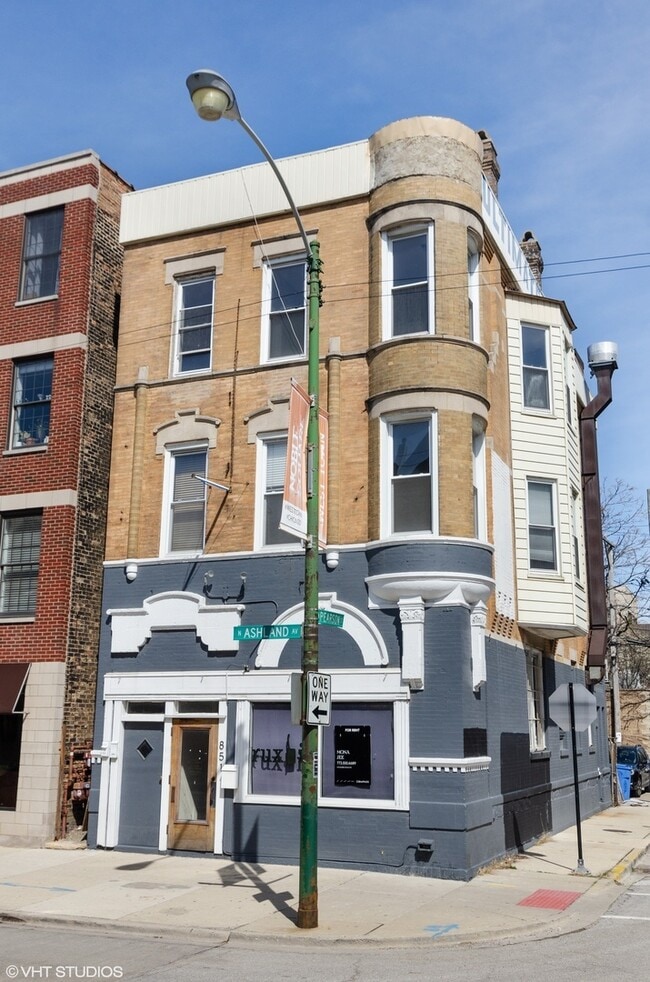 Building Photo - 851 N Ashland Ave Unit 3