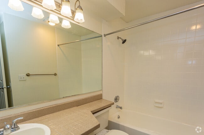 1BR, 1BA - 600SF