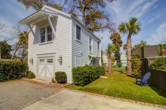 Building Photo - 28-B Charlotte Street- Amazing One Bedroom/Two Bathroom Freestanding Home