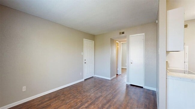 Photo - 806 Oran Cir Unit D