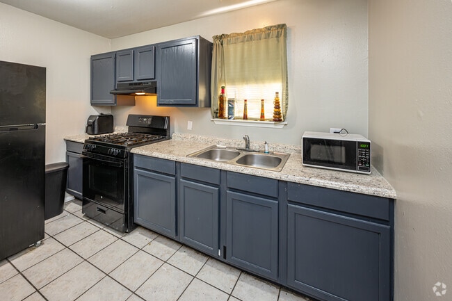 2BR, 1BA - 565SF - Kitchen - Colonial Estates