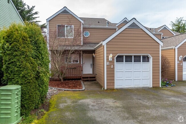Building Photo - Recently Updated 3 Bedroom and 3 Bath Town... Rental