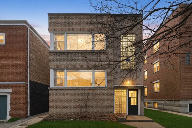 Photo - 2521 W Farragut Ave Unit 1