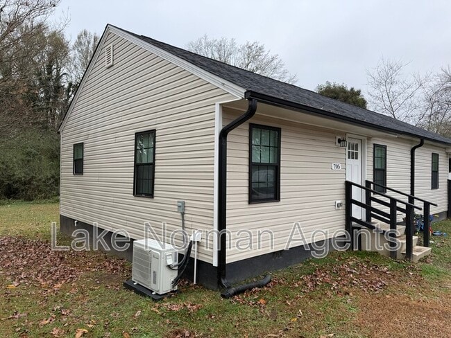 Photo - 705 N Main St