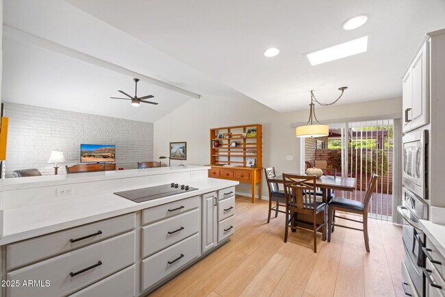 Photo - 4800 N 68th St