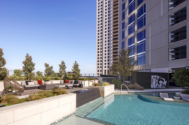 Relájese junto a la piscina con vistas al horizonte y la comodidad de un resort. - Brava