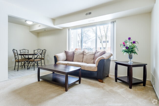 2 BR, 1 BA - 900 SF