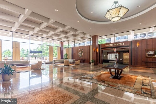 Building Photo - 3705 S George Mason Dr Unit 102-S Rental