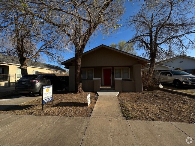 Building Photo - Welcome home to this 2 bed 1 bath house!