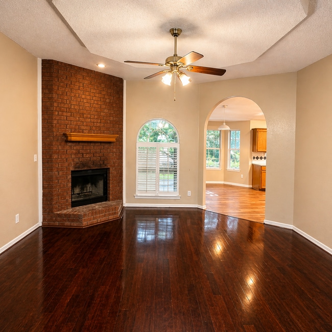 Photo - AVAILABLE MID MAY ; APPLY TODAY ON OUR WEBSITE!!!