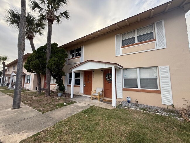 Building Photo - Beautiful 2 Bed 1.5 Bath Townhome AVAILABLE IMMEDIATELY!