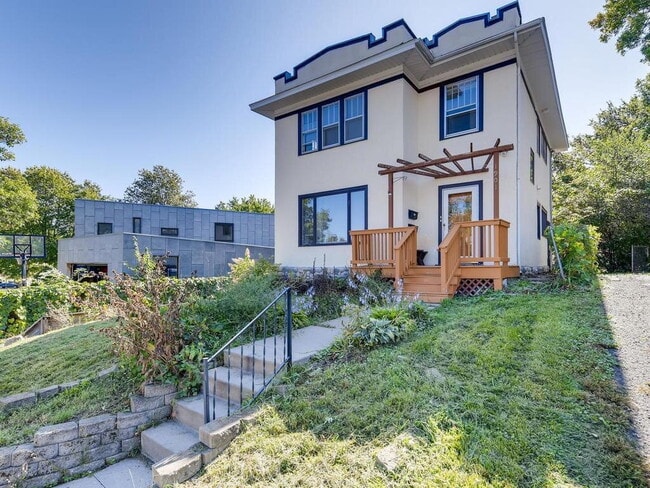 Photo - 2 Bed 1 Bath With Downtown Skyline View in Bryn Mawr!
Available August 1st.