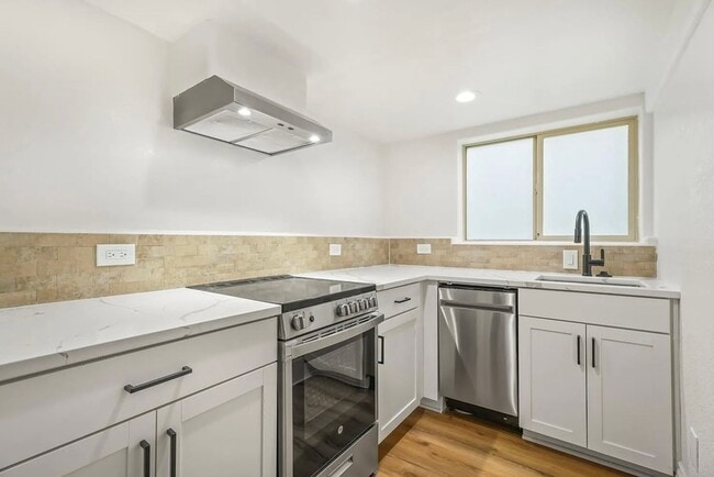 Building Photo - 125 NE Shaver St Unit 125 NE Shaver St #B