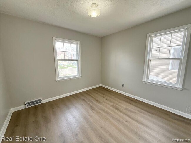 Photo - 24411 Union St