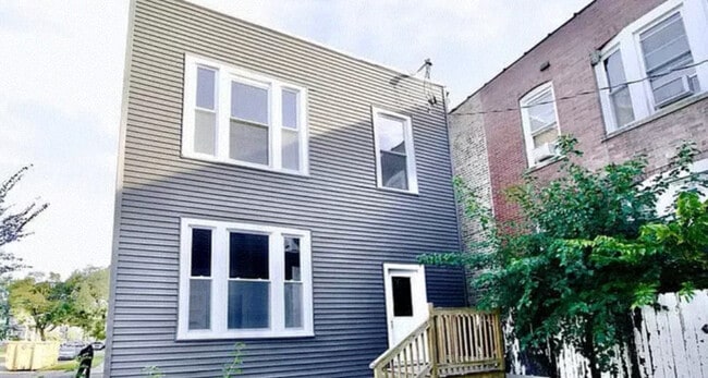 Building Photo - 3758 W McLean Ave Unit CH1