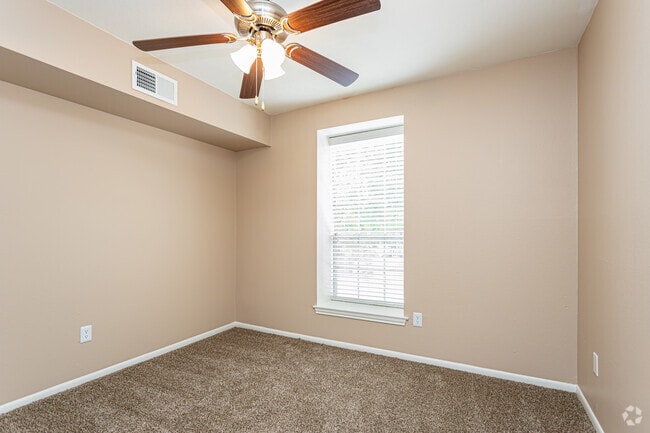 2BR, 1BA - 940SF