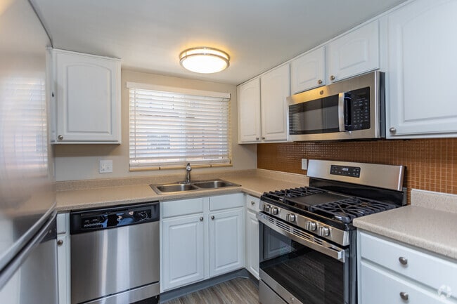 1BR, 1BA - 570SF