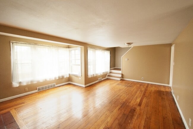 Photo - 512 Nottingham Rd