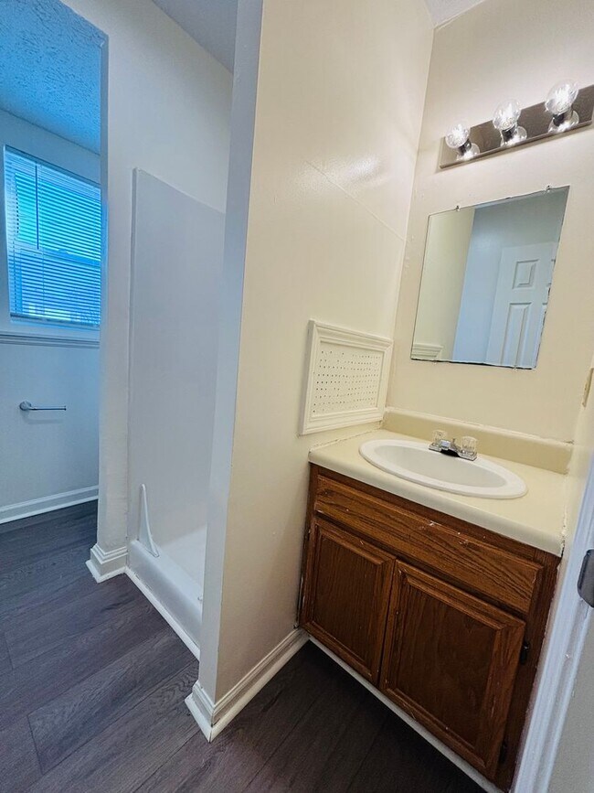 Photo - 310 Wakeman Ct NE