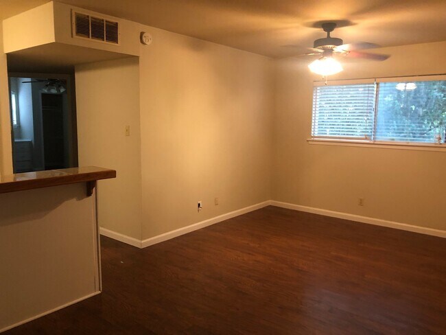 Photo - August Prelease : Hyde Park 2 bed/1 bath Condo, New Paint and Updated Bathroom!