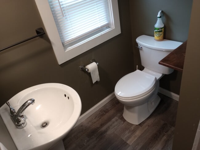 Photo - 206 E 8th St