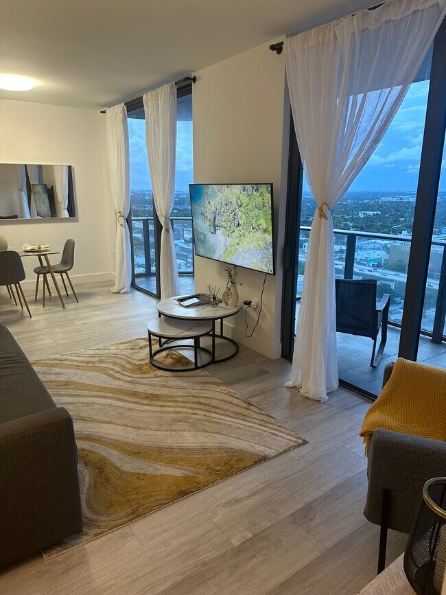 Building Photo - 121 NE 34th St Unit Luxury in the sky at Hyde