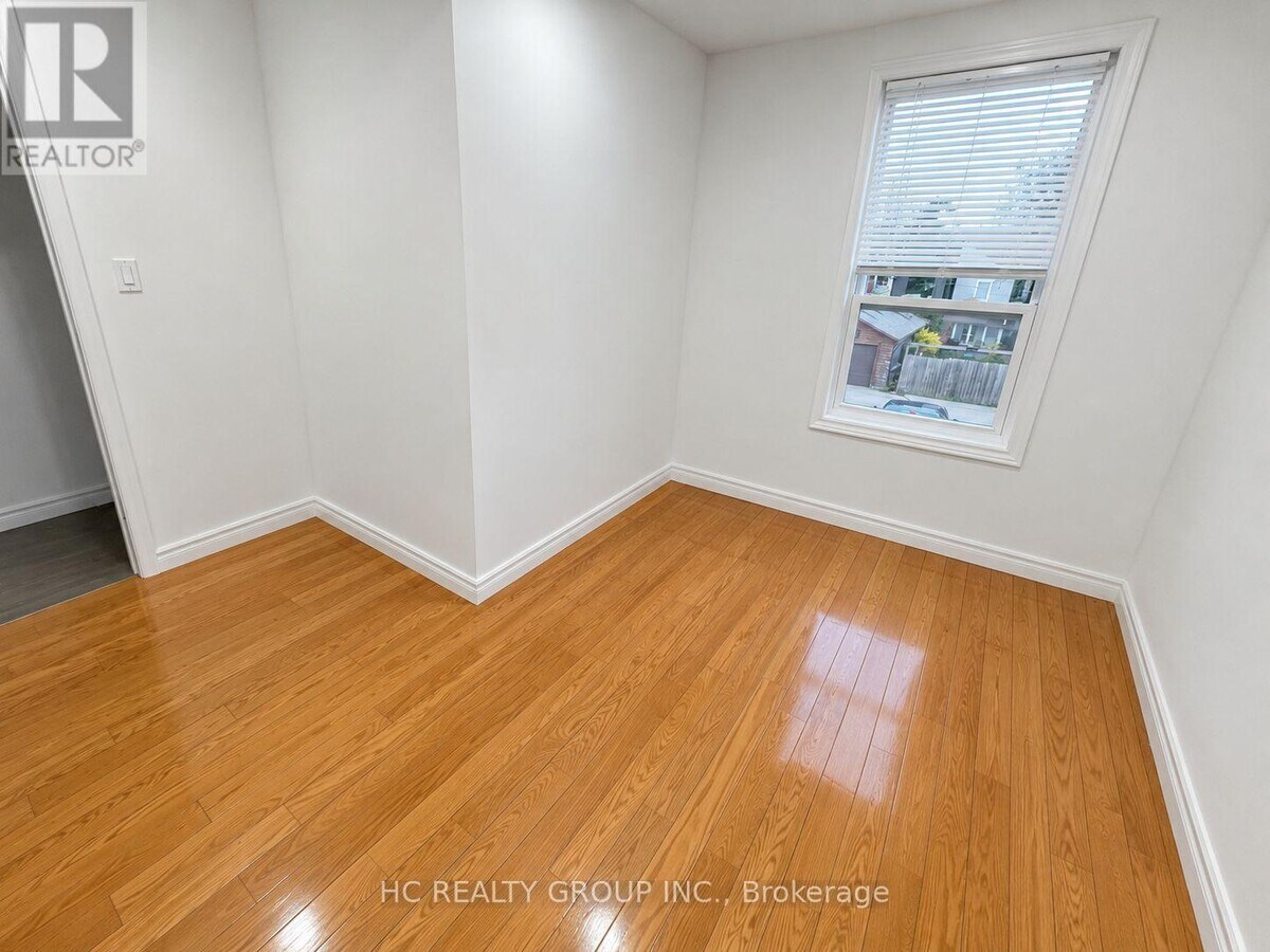 Photo - 653 Bathurst St