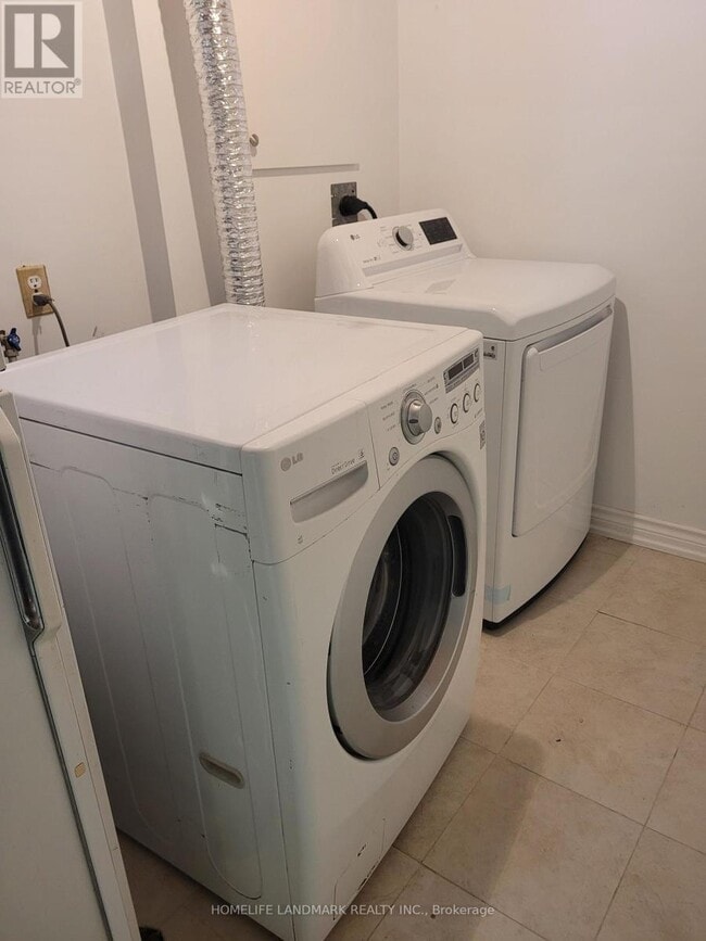 Photo - 3249 Oakglade Crescent