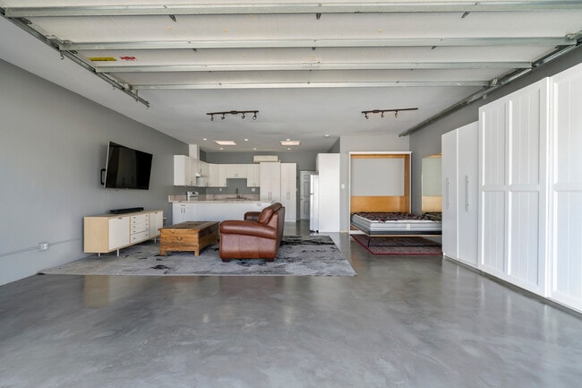 3215 W Chandler Blvd Unidad Garage