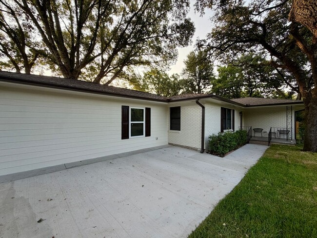 Photo - 696 Bosque Ln